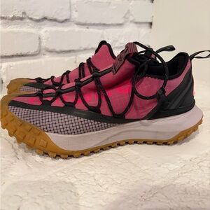 Nike ACG Mountain Fly Low
Flash Crimson